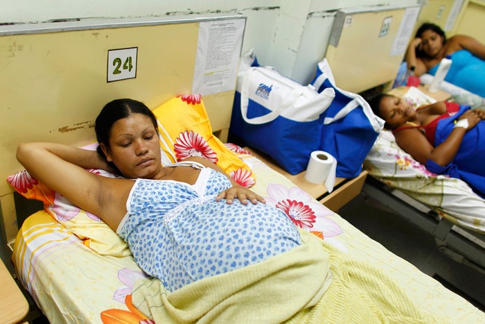 Các thai phụ chờ sinh tại bệnh viện ở Gatire, Venezuela.